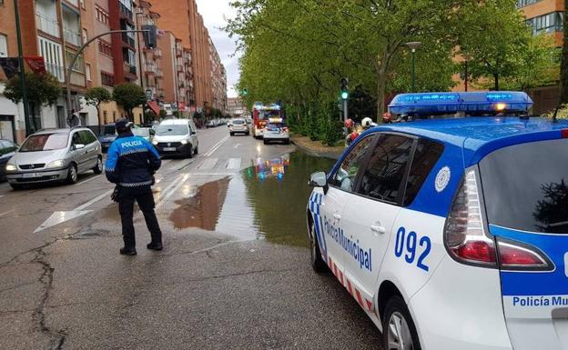 Los Bomberos trabajan en la zona, apoyados por la Policía Municipal.