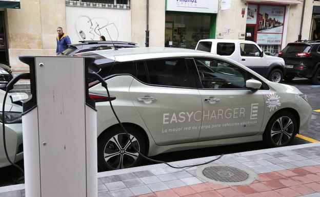 Punto de recarga de un coche eléctrico en Palencia.