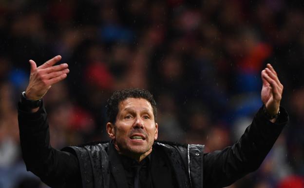 Simeone, tras uno de los goles del equipo, se dirige a la afición