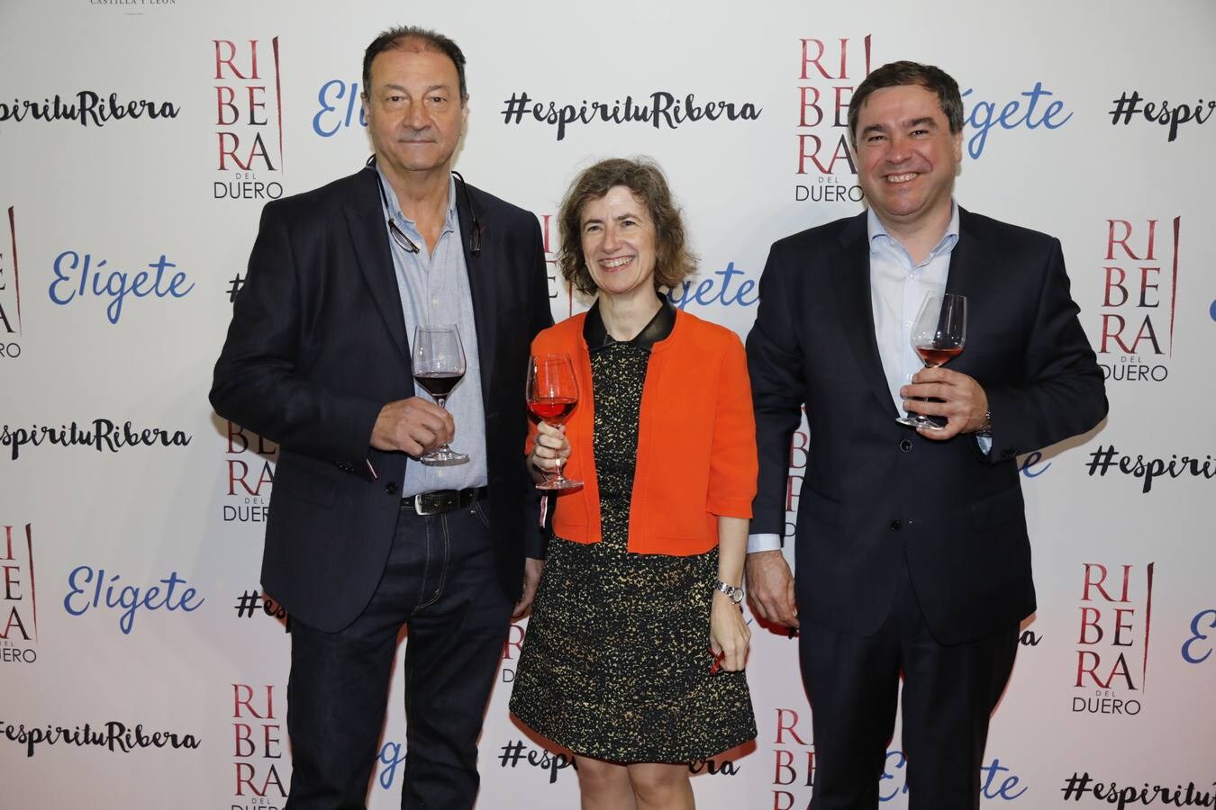 El evento, promovido por la DO ribereña, congregó a cerca de medio millar de asistentes en el teatro Kapital de Madrid, que quisieron sumarse al trabajo que realiza la Fundación Elígete, que preside la actriz, presentadora y empresaria Miriam Díaz-Aroca, y que se centra en la lucha contra la violencia de género