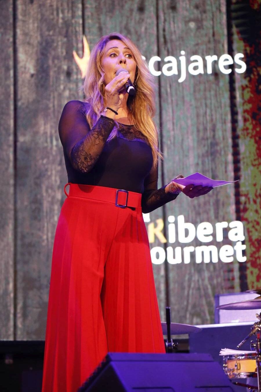 El evento, promovido por la DO ribereña, congregó a cerca de medio millar de asistentes en el teatro Kapital de Madrid, que quisieron sumarse al trabajo que realiza la Fundación Elígete, que preside la actriz, presentadora y empresaria Miriam Díaz-Aroca, y que se centra en la lucha contra la violencia de género