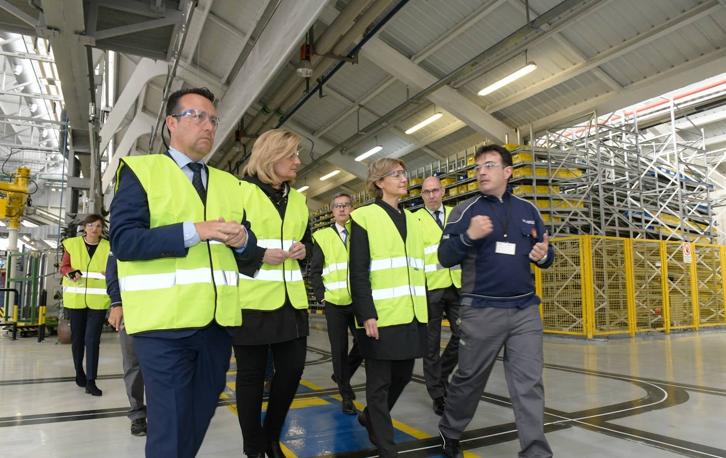 Fotos: Isabel García Tejerina y Fátima Báñez visitan la factoría Iveco en Valladolid