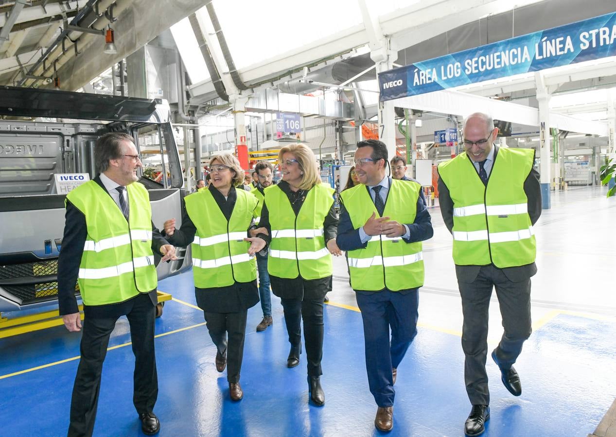 Fotos: Isabel García Tejerina y Fátima Báñez visitan la factoría Iveco en Valladolid