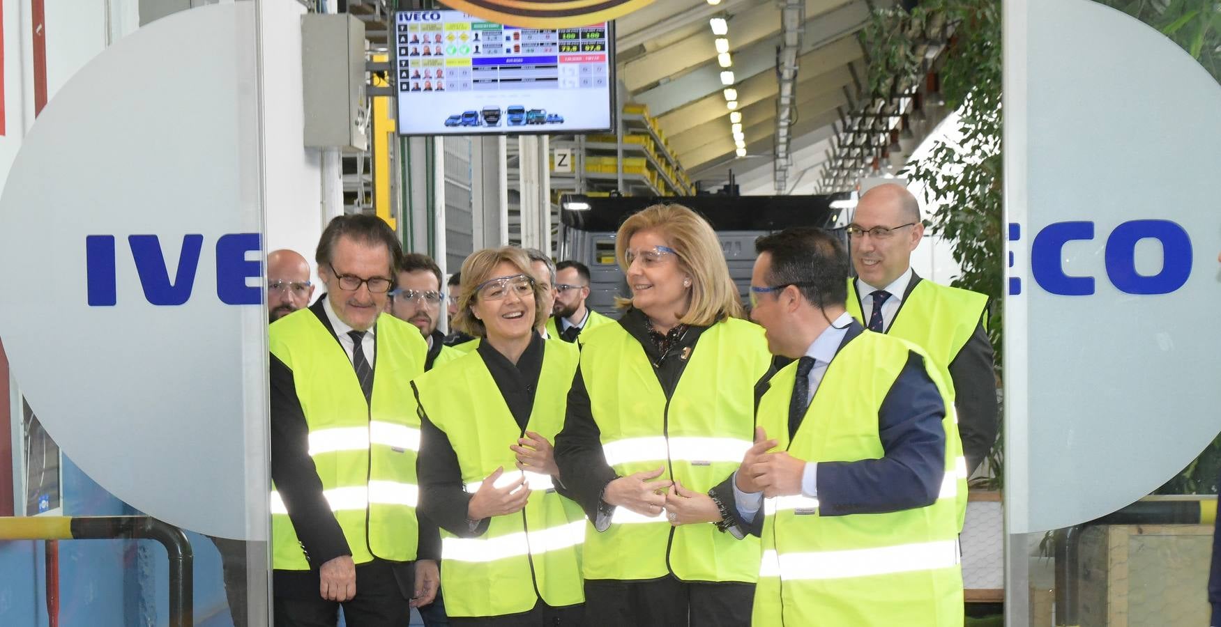 Fotos: Isabel García Tejerina y Fátima Báñez visitan la factoría Iveco en Valladolid