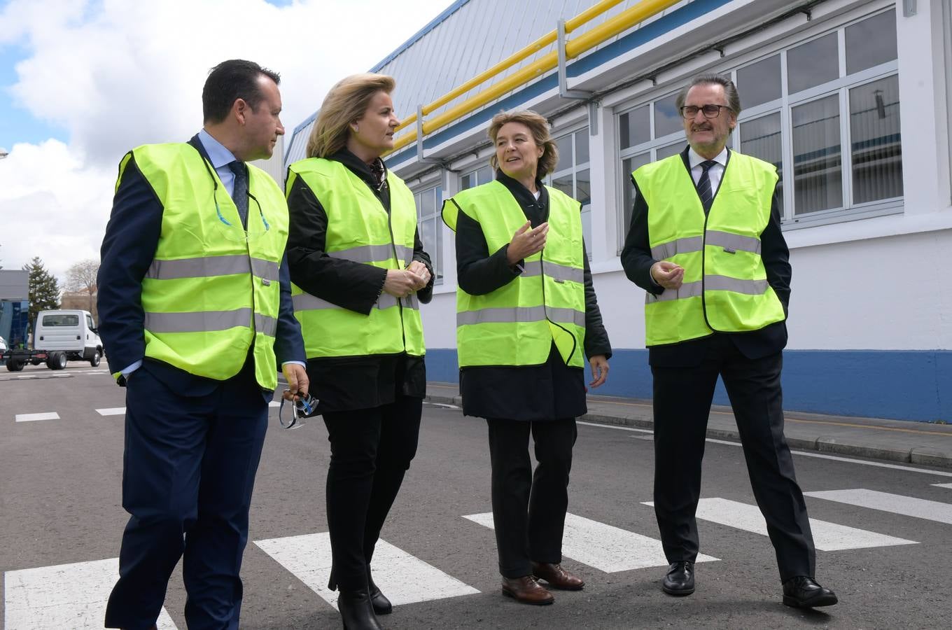 Fotos: Isabel García Tejerina y Fátima Báñez visitan la factoría Iveco en Valladolid