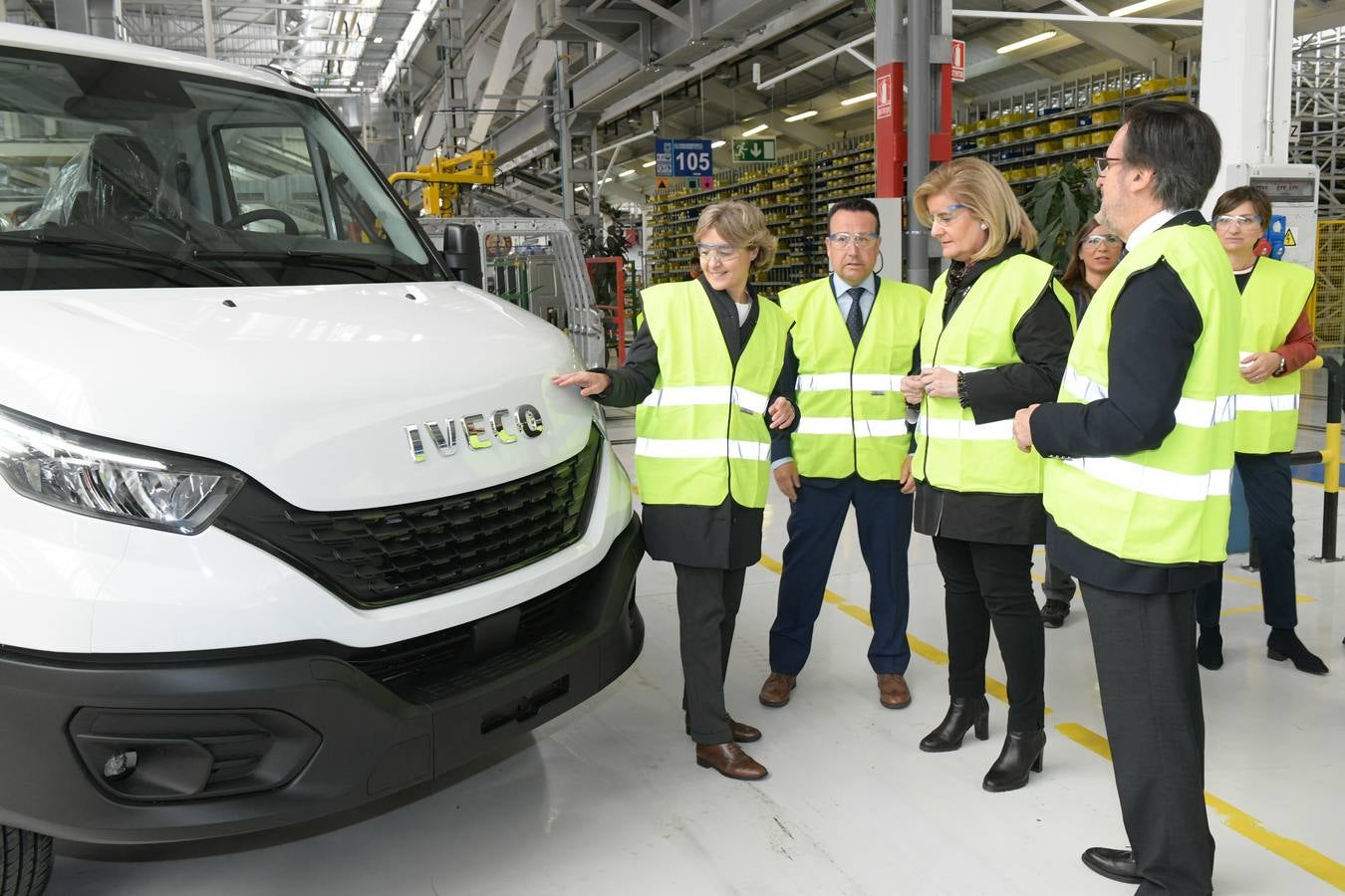 Fotos: Isabel García Tejerina y Fátima Báñez visitan la factoría Iveco en Valladolid