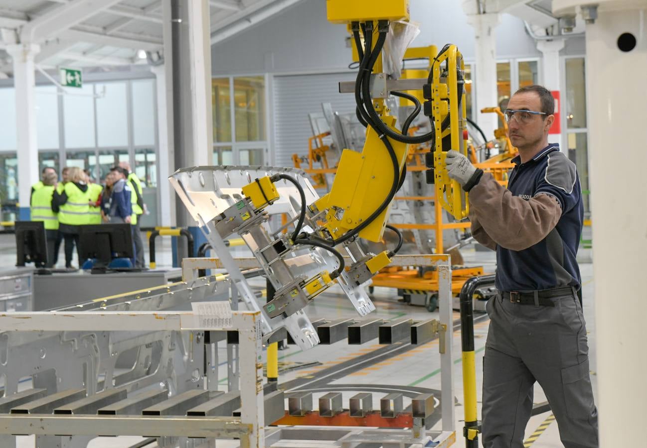 Fotos: Isabel García Tejerina y Fátima Báñez visitan la factoría Iveco en Valladolid