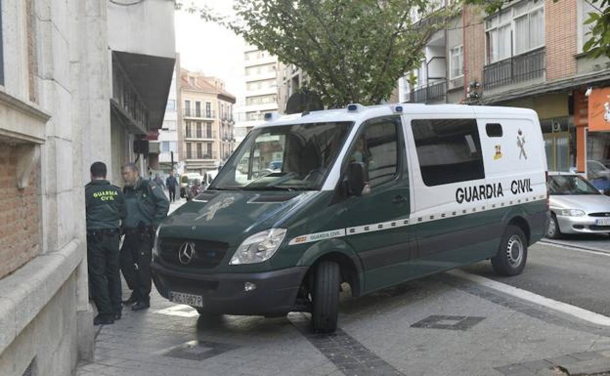 Entrada de uno de los furgones en el que desplazaron a uno de los dos acusados.