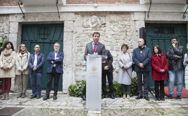 El alcalde de Valladolid, Óscar Puente, durante el discurso que ofreció en el jardín de la Casa de Cervantes. 