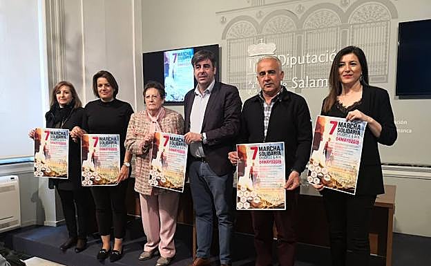 Representantes del Ayuntamiento de Saucelle, de AFA, de Diputación y de La Caixa. 