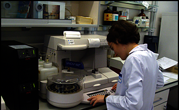 Blanca Martín realiza los análisis, en el Laboratorio de Alergología. 