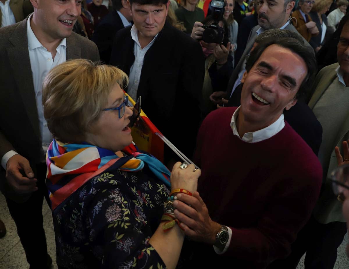 El expresidente del Gobierno José María Aznar participa en un mitin del PP en Burgos. 