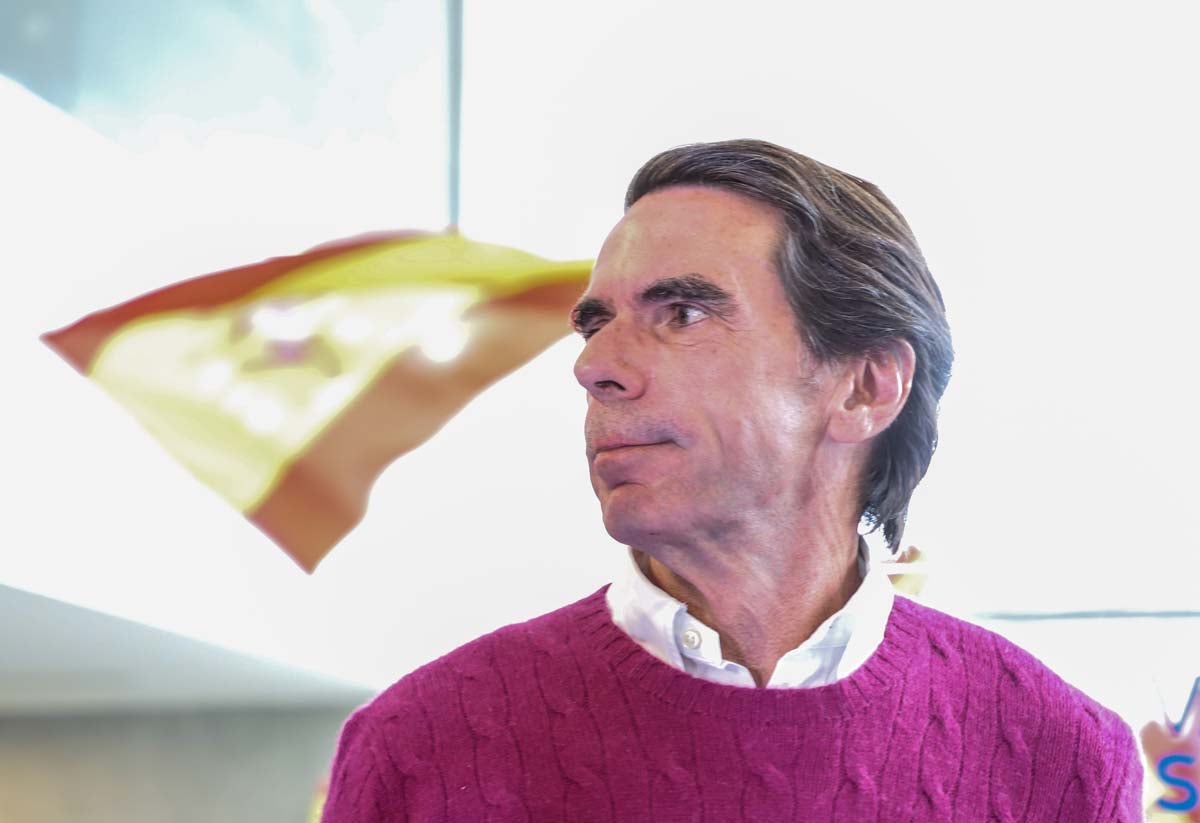 El expresidente del Gobierno José María Aznar participa en un mitin del PP en Burgos. 