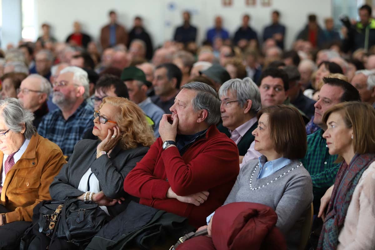 El expresidente del Gobierno José María Aznar participa en un mitin del PP en Burgos. 