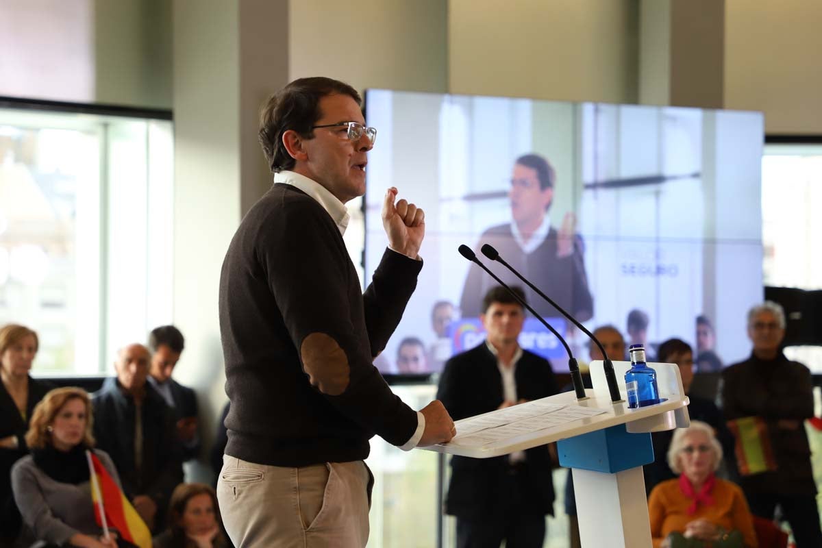 El expresidente del Gobierno José María Aznar participa en un mitin del PP en Burgos. 