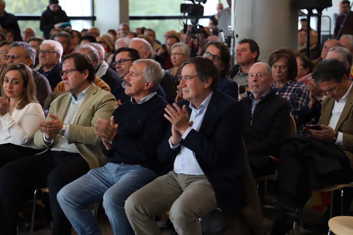 El expresidente del Gobierno José María Aznar participa en un mitin del PP en Burgos. 
