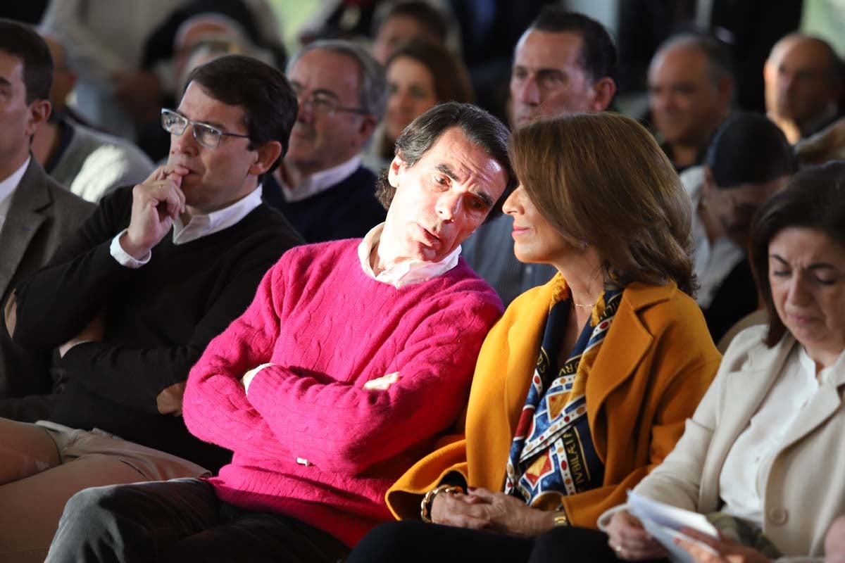 El expresidente del Gobierno José María Aznar participa en un mitin del PP en Burgos. 