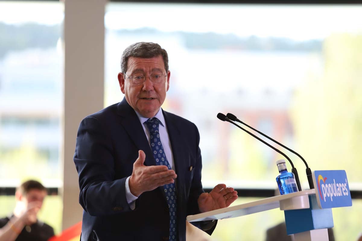 El expresidente del Gobierno José María Aznar participa en un mitin del PP en Burgos. 