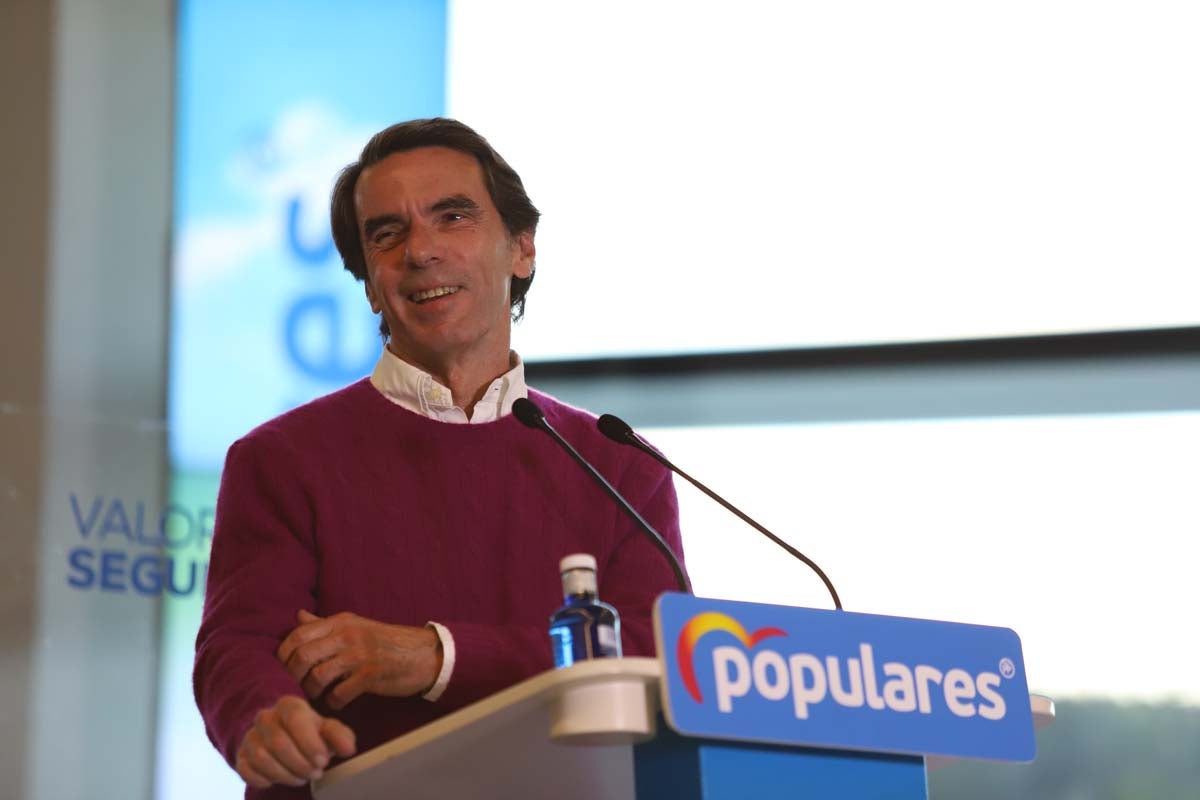 El expresidente del Gobierno José María Aznar participa en un mitin del PP en Burgos. 