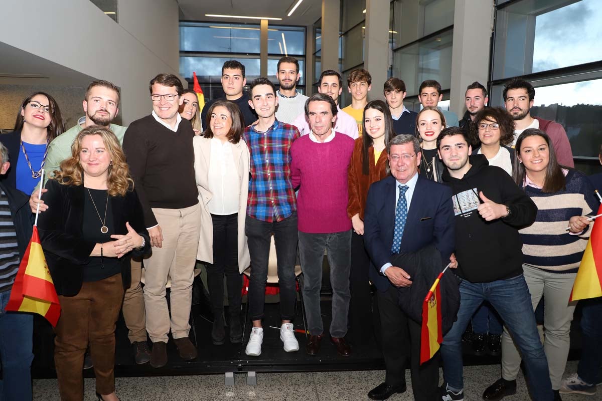 El expresidente del Gobierno José María Aznar participa en un mitin del PP en Burgos. 