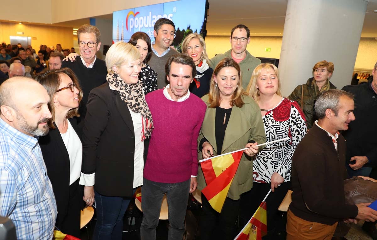 El expresidente del Gobierno José María Aznar participa en un mitin del PP en Burgos. 