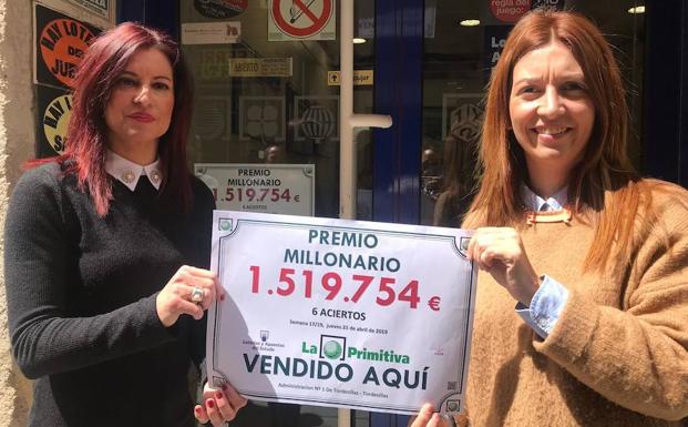 La gerente de la Administración número 1 de Tordesillas, Marta Pascual Barragán (izquierda), y su sobrina Patricia Pascual, empleada del despacho, posan junto a un cartel que les acredita como repartidores del premio de la Lotería Primitiva. 