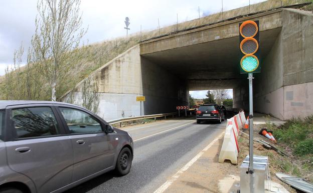 Semáforo que regula el tráfico en la carretera de Espirdo. 