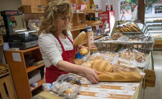 Lola González prepara el paquete. 