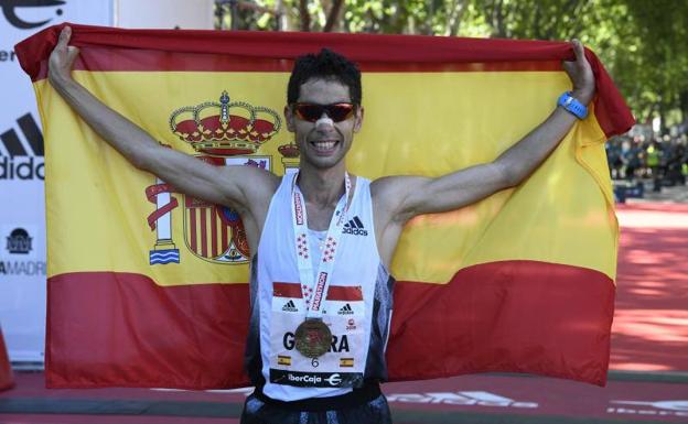 Javier Guerra, tras entrar quinto en la meta de la Maratón de Madrid.