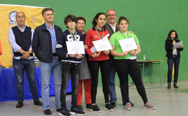 Tres de los premiados posan con el presidnente de la Diputación, la alcaldesa y el delegado territorial de la Junta. 