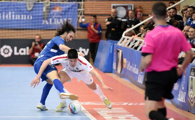 Chus, autor de tres goles del Naturpellet, disputa un balón.