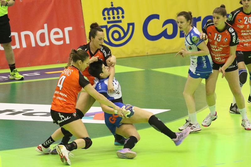 El Super Amara Bera Bera sumó su sexta Copa de la Reina, la cuarta en sus ocho últimas finales consecutivas, arrollando al Aulas Alimentos de Valladolid, al que se el equipo donostiarra se impuso por 17-30 en la final disputada este domingo en el Polideportivo Lasesarre, de Baracaldo.