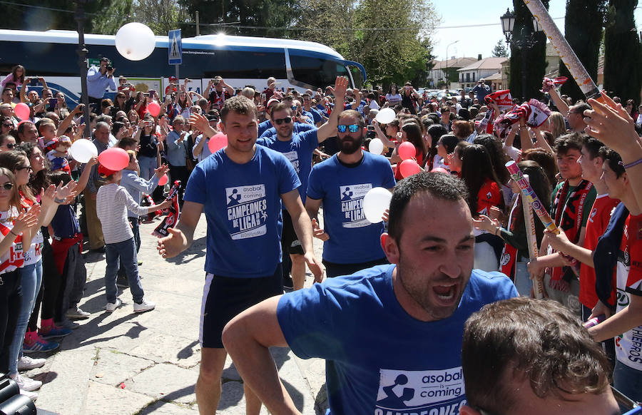 Fotos: Los vecinos de Nava de la Asunción reciben a sus héroes
