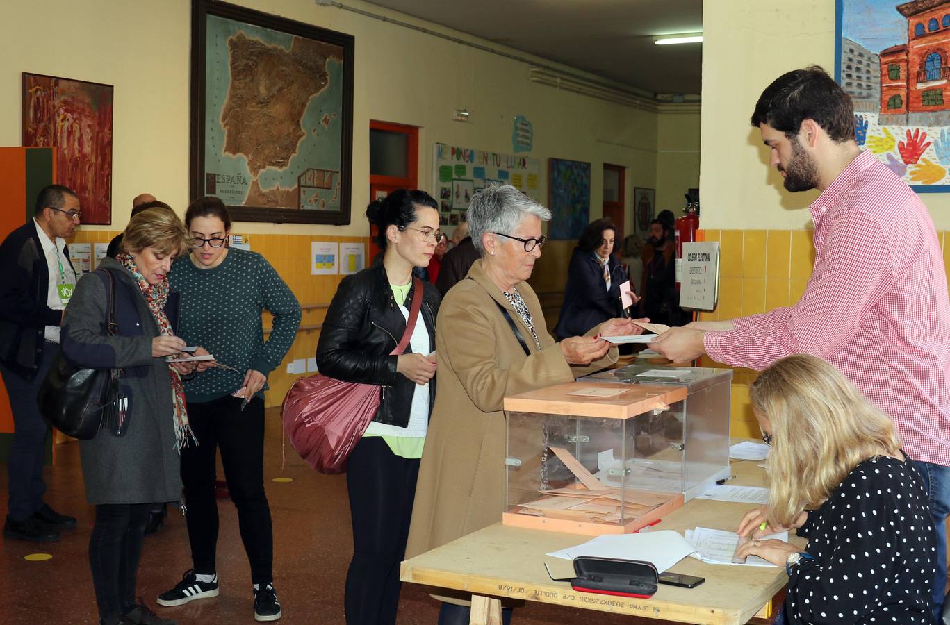 Fotos: El ambiente en los colegios electorales de Valladolid