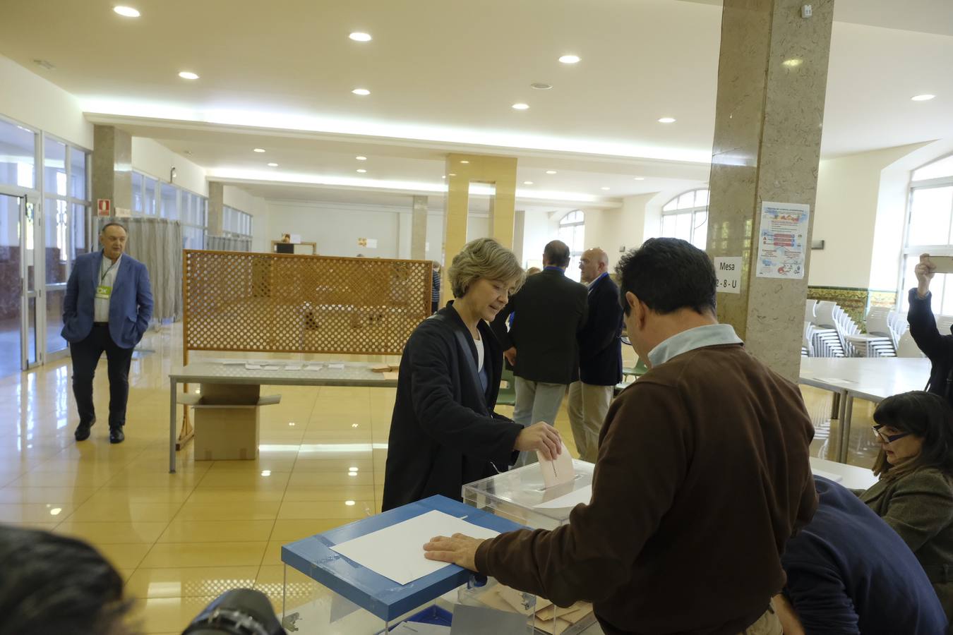 Fotos: El ambiente en los colegios electorales de Valladolid