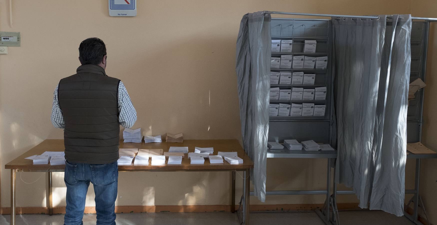 Fotos: El ambiente en los colegios electorales de Valladolid