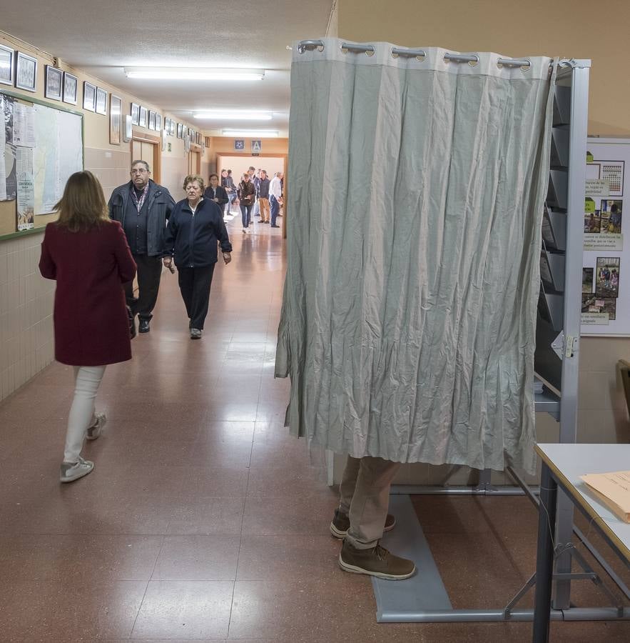 Fotos: El ambiente en los colegios electorales de Valladolid