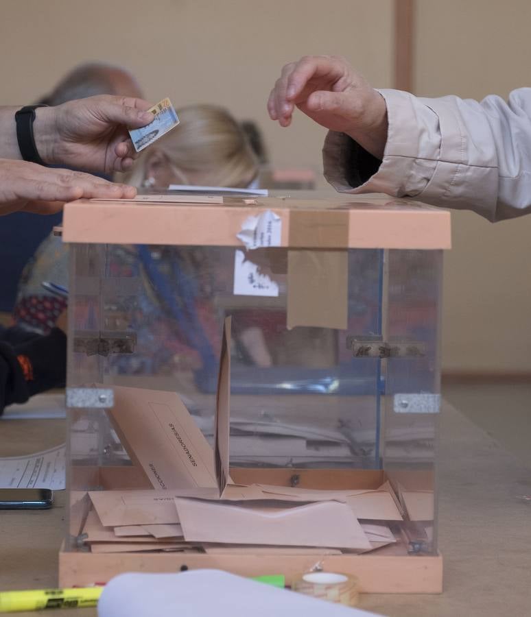 Fotos: El ambiente en los colegios electorales de Valladolid