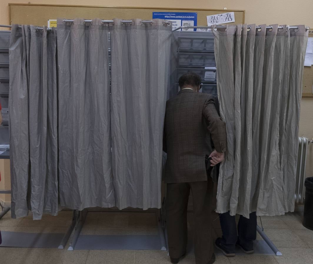 Fotos: El ambiente en los colegios electorales de Valladolid