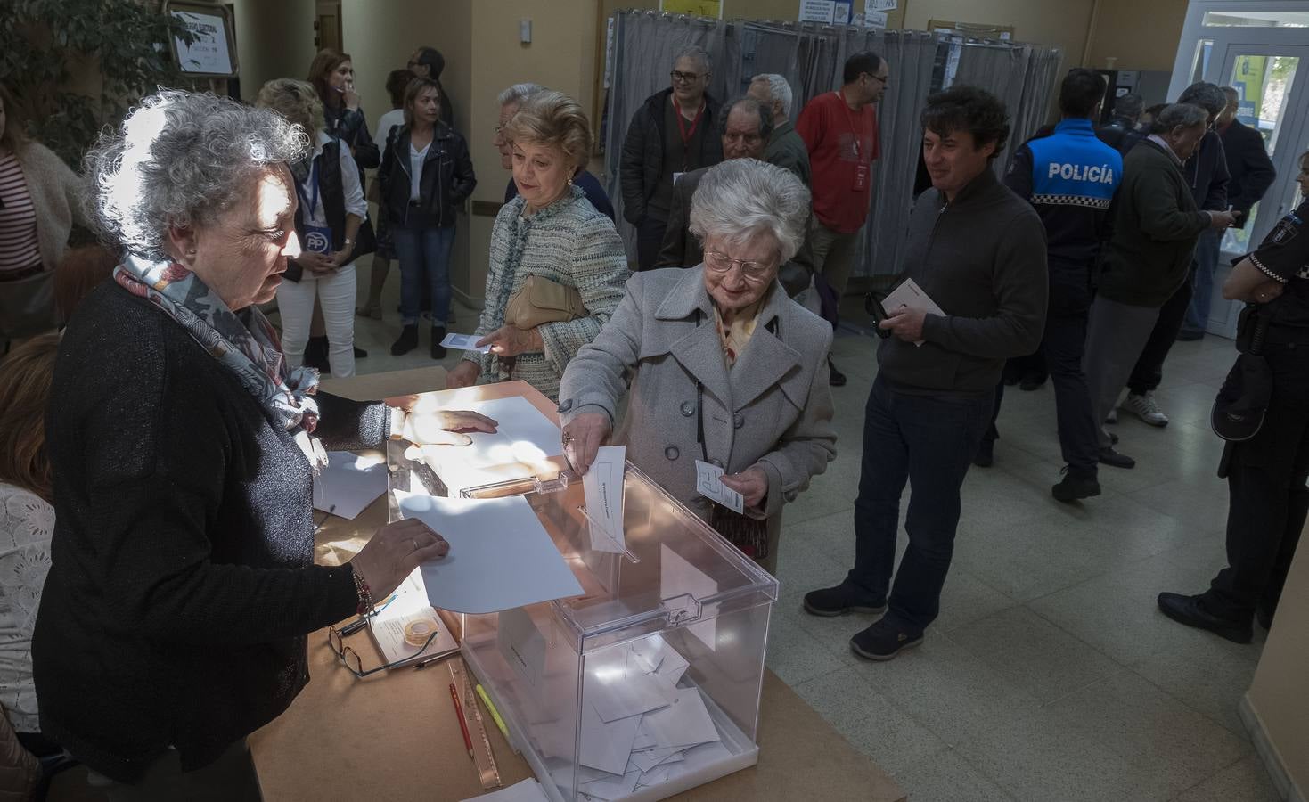 Fotos: El ambiente en los colegios electorales de Valladolid