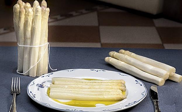A la mesa con espárragos. 