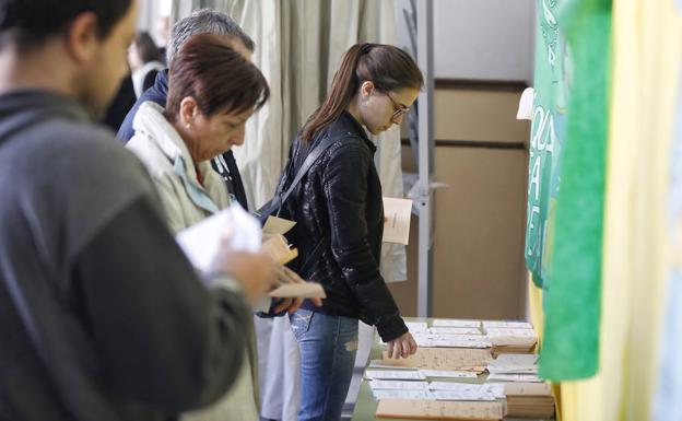 Votación en el barrio de La Victoria, en la capital vallisoletana. 