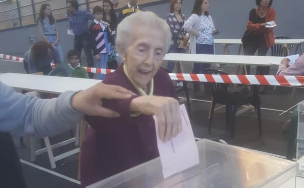 Pilar Garrido intruduce la papeleta en la urna en La Cistérniga.