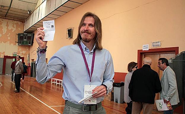 El secretario general de Podemos en Castilla y León y candidato a la Presidencia de la Junta, Pablo Fernánez, vota en León