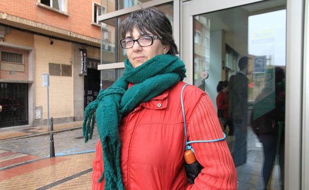 Maite Aldudo posa frente a la entidad bancaria. 