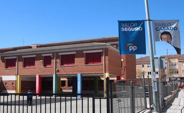 Banderolas del PP junto al colegio electoral. 