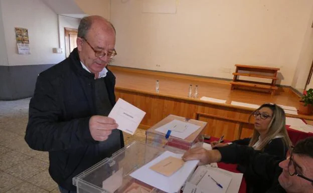 El candidato socialista al Senado, Jesús Caro, votó en la localidad de Pajares de Adaja (Ávila), de la que es alcalde.