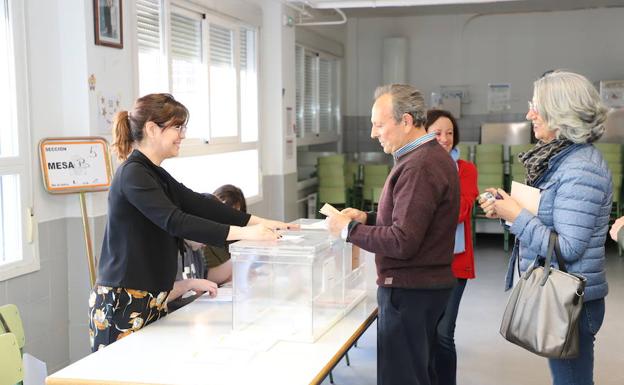 Un burgalés deposita su voto en el colegio Venerables.