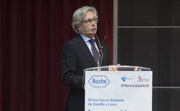 Guillermo Antiñolo Gil durante su intervención en el foro sociosanitario.