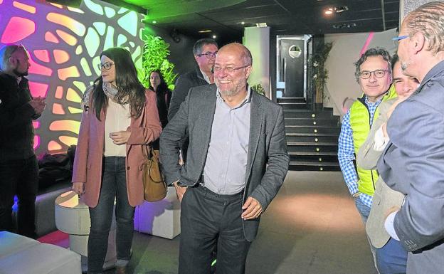 Francisco Igea, de Ciudadanos, celebra con los suyos los resultados en Castilla y León. 